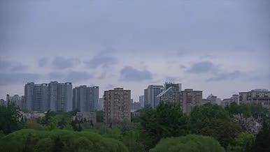 原创北京秋雨中的CBD办公区视频的预览图